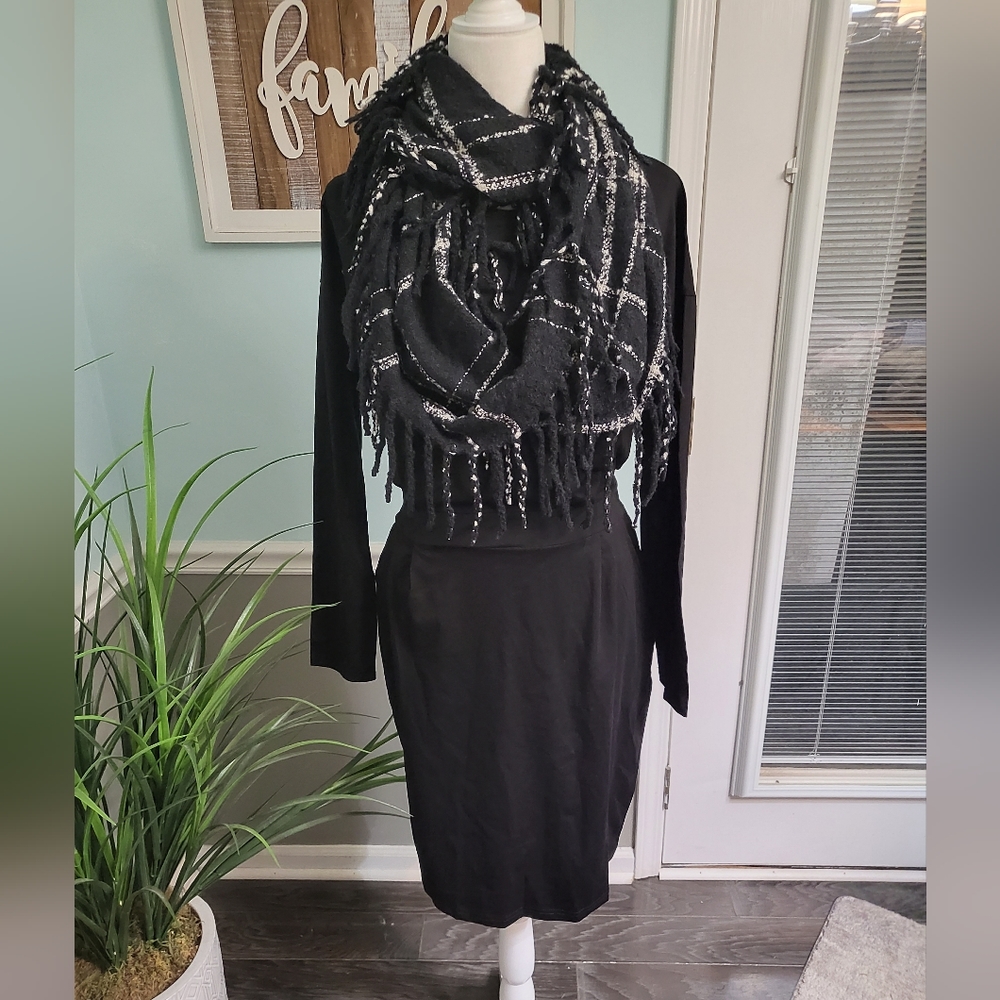 Nwt Women's large black dress with scarf